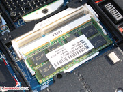 Der Arbeitsspeicher ist als EIN Modul mit vier Gigabyte eingebaut.