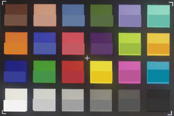 Google Pixel C: ColorChecker-Farben abfotografiert. In der unteren Hälfte jedes Feldes haben wir die Originalfarben abgebildet.