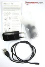 Mitgeliefert werden ein modulares Netzteil, ein Micro-USB-Kabel, Kopfhörer sowie eine Kurzanleitung.