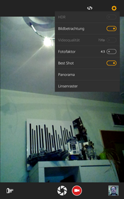 Die Webcam bietet eingeschränkte Optionen. Bilder gelingen nur mit starkem Bildrauschen und niedriger Schärfe, speziell bei wenig Licht.