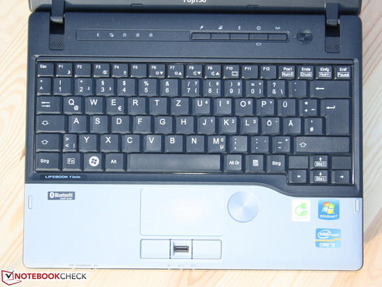 Klassischer Tasten-Look und feedbackstarkes Schreibgefühl. Das kleine Touchpad hat einen zu knappen Tastenhub. Klassischer Tasten-Look und feedbackstarkes Schreibgefühl. Das kleine Touchpad hat einen zu knappen Tastenhub.