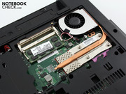 Die Komponenten sind jetzt zugänglich, inklusive der Intel-CPU (gesteckt). Die Komponenten sind jetzt zugänglich, inklusive der Intel-CPU (gesteckt).