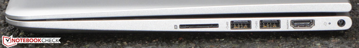 rechte Seite: Speicherkartenleser, 2x USB 3.0 (Typ A), HDMI, Netzanschluss