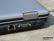 Das 6540b bietet Anschlüsse an der Rückseite. Das sperrige VGA- und Ethernet-Kabel stört dann nicht beim Betrieb einer Maus.