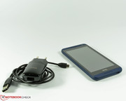 Spärlicher Lieferumfang beim HTC Desire 610: Gerät, Netzteil und USB-Kabel.