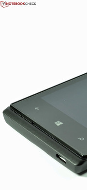 Windows-Phone-8-typisch: Sensortasten Zurück, Home und Suche.