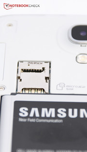 Neben der micro-SIM-Karte lässt sich auch die micro-SD-Karte hier einlegen.