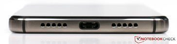 unten: Lautsprecher, USB-Typ-C-Anschluss, Mikrofon