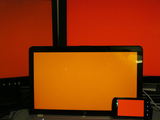 Farbvergleich von rot am 2012 Envy 15, Acer AL1912, HP w2408h und Samsung Galaxy S