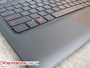 Aufgrund der gummierten Basis wirkt das Notebook besser als preisgünstiges Plastik
