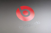 Das Beats Audio reflektiert stärker als das umliegende Gehäuse