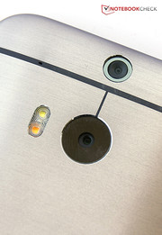 Genau, HTC verbaut zwei Kameras an der Rückseite, der zweite Sensor hilft beim schnellen Fokussieren und zeichnet Tiefeninformationen auf.