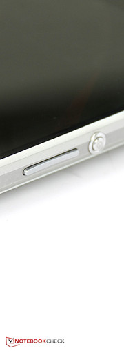 Der Ein-/Aus-Schalter ist im typischen Sony Design gehalten.