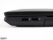 Auch rechts die USB-Anschlüsse sind nicht konfliktfrei positioniert Auch rechts die USB-Anschlüsse sind nicht konfliktfrei positioniert