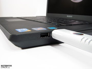 Breite USB-Sticks können den benachbarten Port verdecken Breite USB-Sticks können den benachbarten Port verdecken