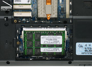 Unser Testbolide hat 2 GByte RAM an Bord. Zum Aufrüsten muss mindestens eines der Module weichen. Unser Testbolide hat 2 GByte RAM an Bord. Zum Aufrüsten muss mindestens eines der Module weichen.