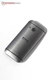 Im 4,3-Zoll-Format und mit der geschwungenen Rückseite liegt das HTC One Mini 2 gut in der Hand.