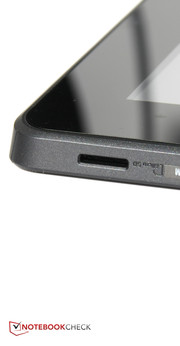 Der micro-SD-Slot findet sich an der Unterseite des Tablets, so muss man im Dock das komplette Gerät kippen um heranzukommen.