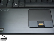 ... die gebürstete Handballenauflage aus Metall mit Touchpad und Fingerabdruckleser ...,