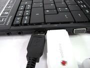 Überbreite USB-Erweiterungen müssen mit Verlängerungen arbeiten um den benachbarten Port nicht zu blockieren Überbreite USB-Erweiterungen müssen mit Verlängerungen arbeiten um den benachbarten Port nicht zu blockieren