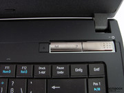 etwas protzig wirken die Schalter fürs Netz, Funknetz und Energiesparen, toll hingegen der Auswurfknopf für optische Medien