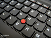 Der obligatorische TrackPoint von Lenovo erstrahlt in hellem Rot und befindet sich zwischen den Tasten