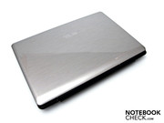 Das Muster imitiert gelungen gebürstetes Aluminium.