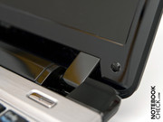 Die Displayscharniere bieten einen guten Halt und wirken widerstandsfähig.