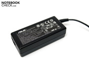 Das mitgelieferte Netzteil wiegt 350 Gramm.