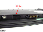 und verbirgt wie üblich den SIM-Slot, der bei unserem Modell allerdings ohne Funktion ist und verbirgt wie üblich den SIM-Slot, der bei unserem Modell allerdings ohne Funktion ist