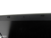 Im Displayrahmen sind Helligkeitssensor, Mikrofon, Webcam und Doppelhakenverschluss zu finden Im Displayrahmen sind Helligkeitssensor, Mikrofon, Webcam und Doppelhakenverschluss zu finden
