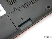 Ein 2-in-1-Kartenleser versteckt sind unter der Gehäusevorderseite. Ein 2-in-1-Kartenleser versteckt sind unter der Gehäusevorderseite.