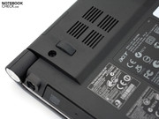 Acer entscheidet sich in der Neuauflage für einen integrierten Akku. Acer entscheidet sich in der Neuauflage für einen integrierten Akku.
