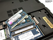 Unter der Wartungsabdeckung finden sich 4 GByte RAM und ... Unter der Wartungsabdeckung finden sich 4 GByte RAM und ...