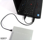 noch ausreichend nah beieinander liegen die beiden USB-Ports auf der linken Seite für notwendige Y-Kabel-Verbindungen,... noch ausreichend nah beieinander liegen die beiden USB-Ports auf der linken Seite für notwendige Y-Kabel-Verbindungen,...