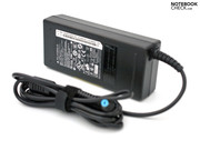 Passend zu den Verbrauchswerten liegt ein 90 Watt Netzteil bei. Passend zu den Verbrauchswerten liegt ein 90 Watt Netzteil bei.