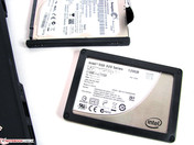 regulär passen nur SSDs und Festplatten mit 7mm Bauhöhe