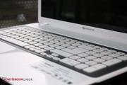 Die Tastatur bietet ein ordentliches Tippgefühl,...