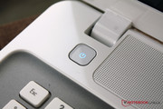 Dazu der blau leuchtende Powerbutton,...