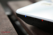 Status-LEDs an der vorderen Seite informieren über Betriebszustand, Akku, WLAN und Festplatte.