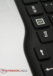Der Knick in der Handballenablage sieht gut aus und schafft der Tastatur mehr Platz.