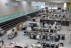 Systemboard Produktion, Rüstcenter. Hier werden die leeren Platinen mit Bauteilen bestückt.