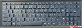 Das Lenovo N586 kommt der bekannten Lenovo-AccuType-Tastatur.
