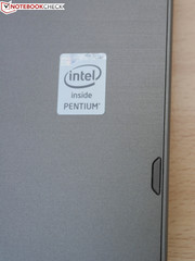 Ein Aufkleber weist auf die Intel Pentium Austattung hin.