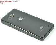 Mittels einer kleinen Vertiefung an einer Ecke kann das Rückcover abgenommen werden und...