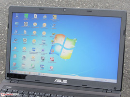 Das Asus K53TK im Außeneinsatz. Das Asus K53TK im Außeneinsatz.