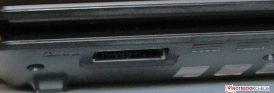 An der Vorderseite sitzt das Speicherkartenlesegerät (SD, MMC, Memory Stick, Memory Stick Pro). An der Vorderseite sitzt das Speicherkartenlesegerät (SD, MMC, Memory Stick, Memory Stick Pro).