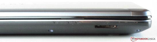 An der Vorderseite sitzt das Speicherkartenlesegerät (SD, SDHC, SDXC,MMC).