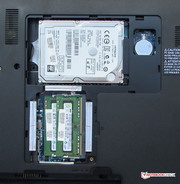 Die Wartungsklappe wird von nur einer Schraube gehalten.