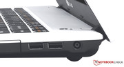 Rechts hinten befinden sich zwei der drei USB-Buchsen